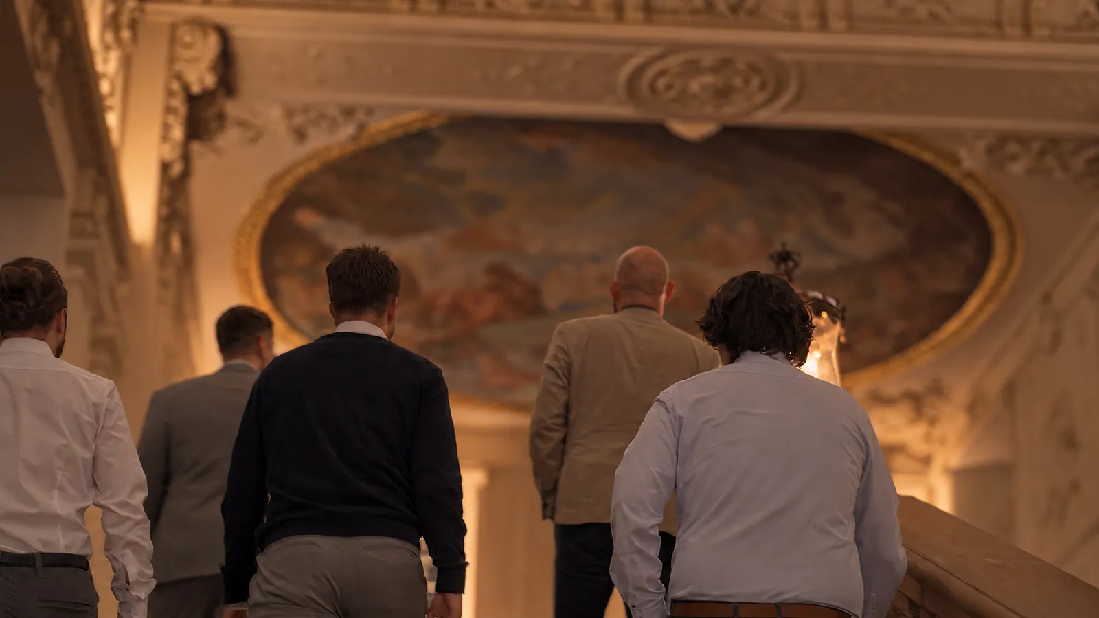 Gäste auf der Treppe zum Rittersaal im Barockschloss Mannheim